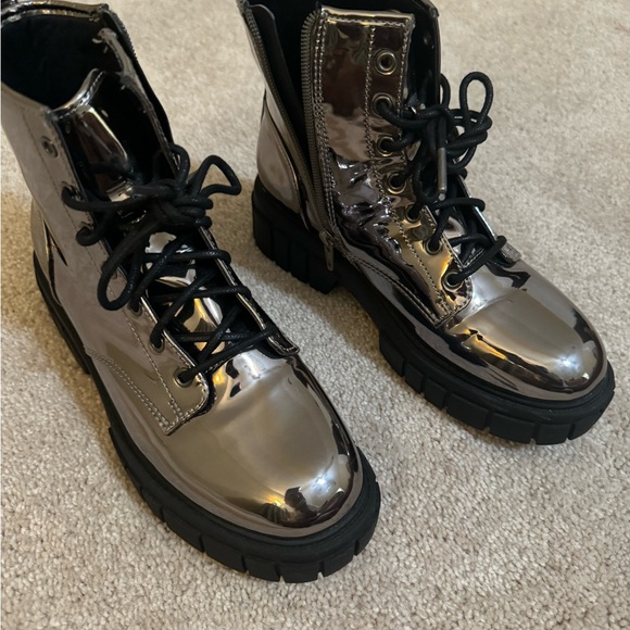 Madden NYC Girls Gray Metallic / Size 5 - Picture 7 of 8